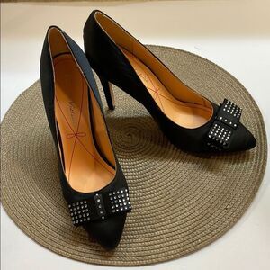 Pour La Victoire Womens Black Satin Heels Studded Bow Sz 7.5